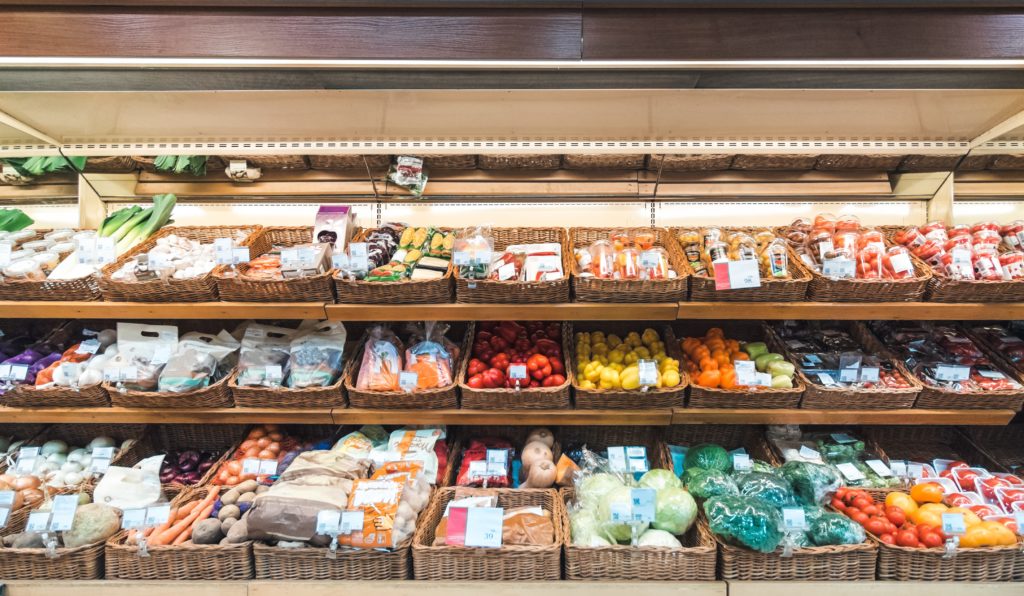 estantería de supermercado lleno de vegetales - canal de distribución