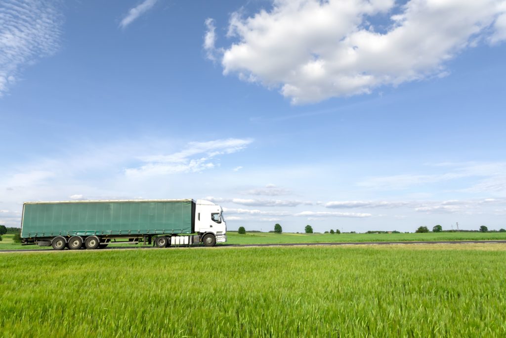 camión de transporte exportación aduanas en el campo