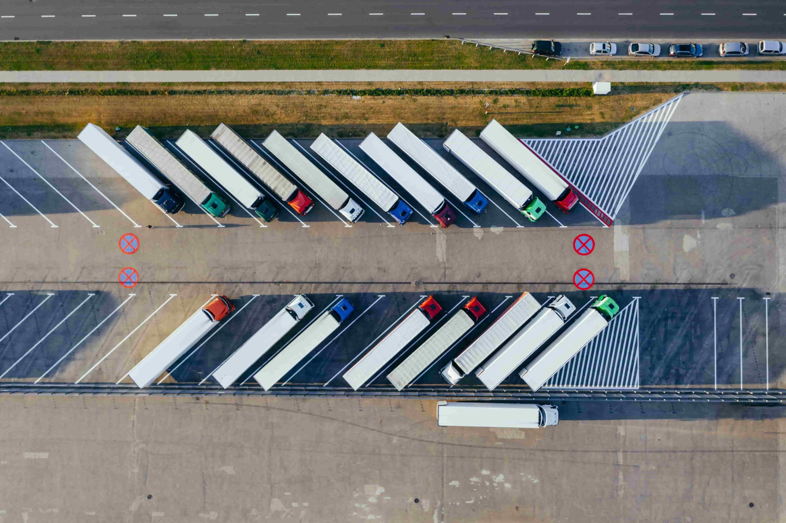 camiones de cargo estacionados