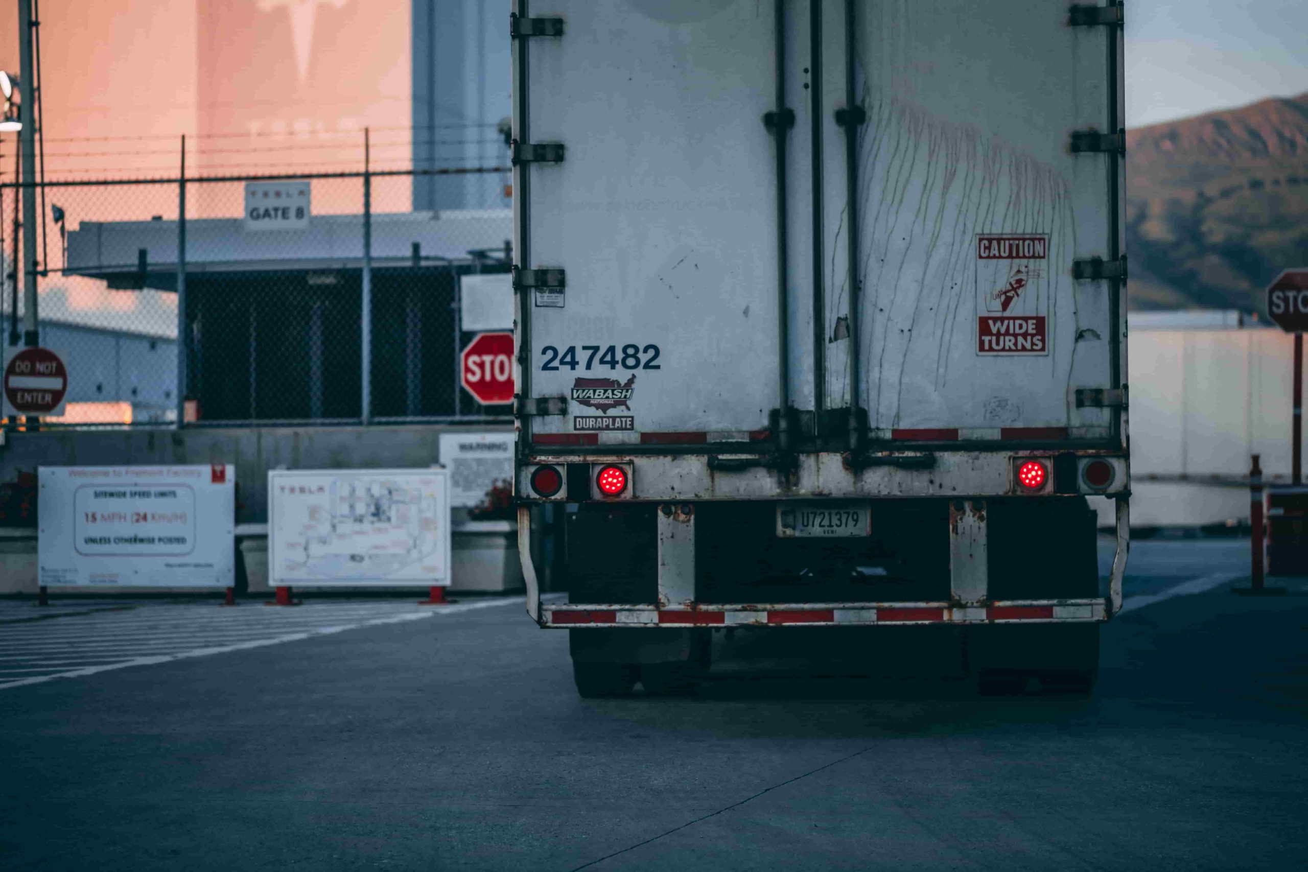Logística internacional - Camión saliendo de un centro de logística y transporte