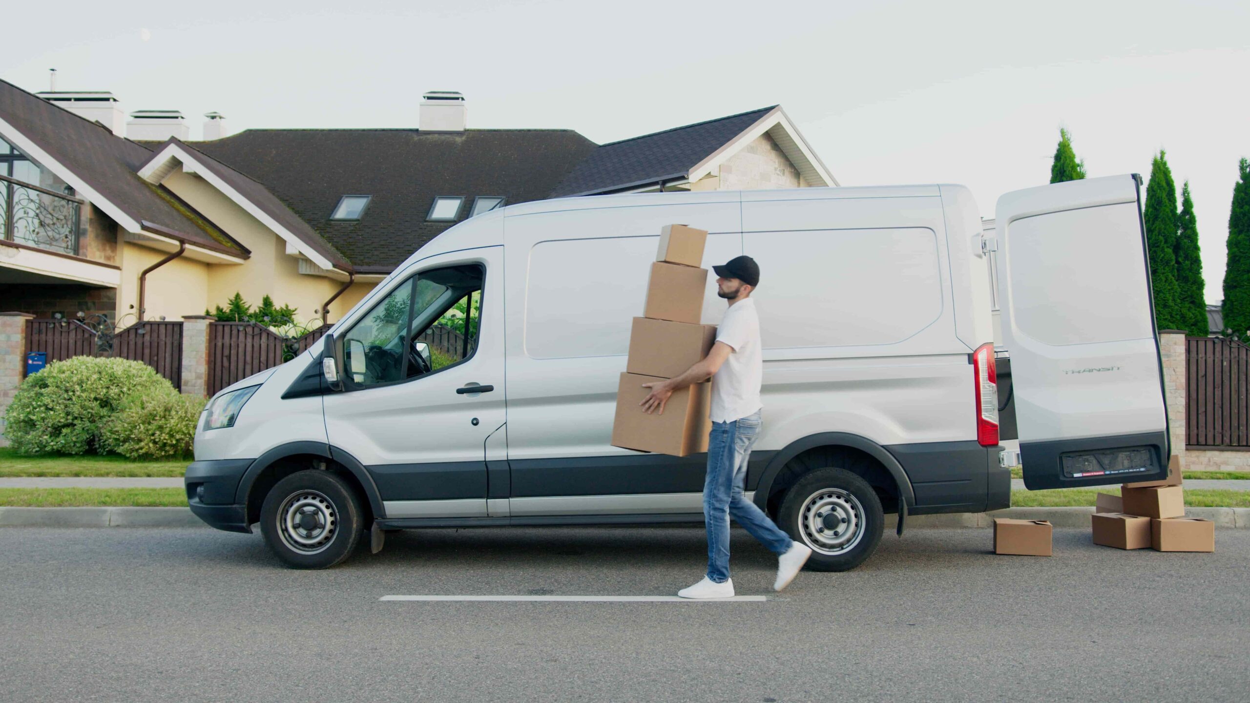 Guy working Edith boxes in reverse logistics