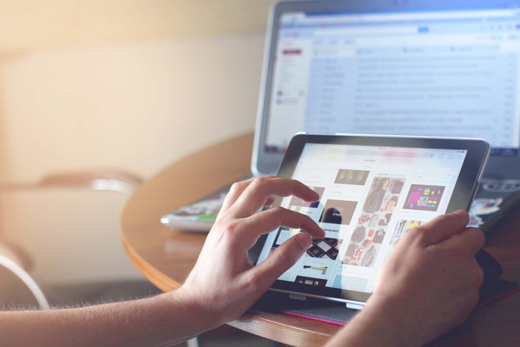 Persona comprando en internet - ecommerce