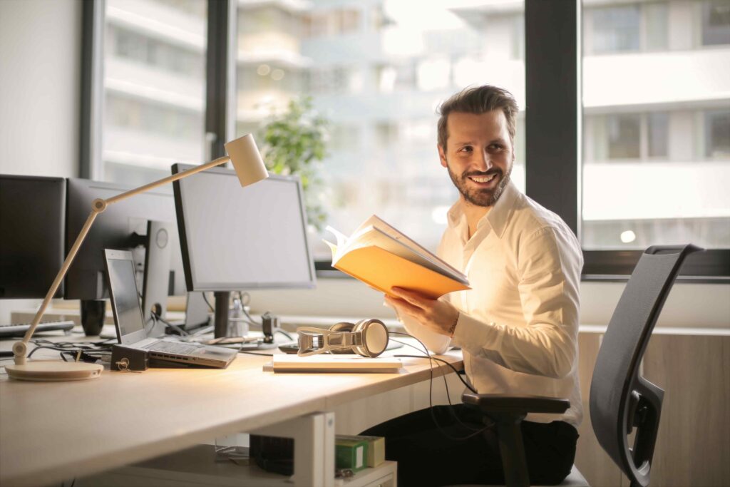 Hombre con CIF trabajando en una oficina, sonriendo 