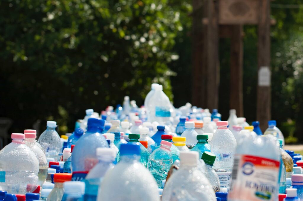 Proceso de logística inversa con botellas de plástico 