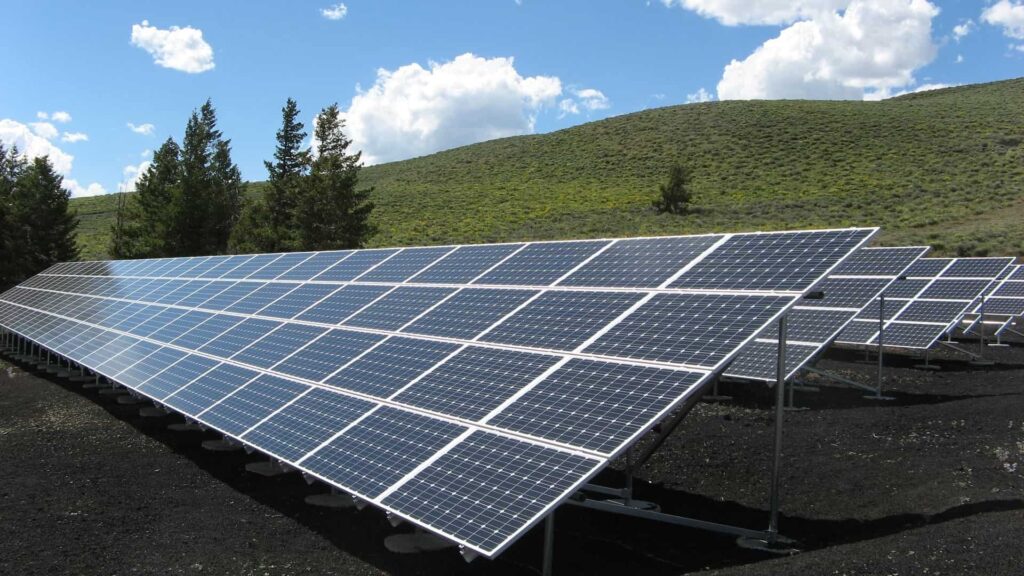 Paneles solares usados para mejorar la sostenibilidad empresarial 