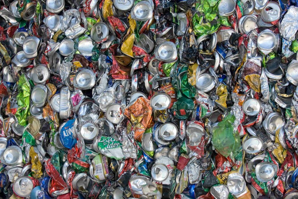 Acumulación de residuos de latas para reciclar 